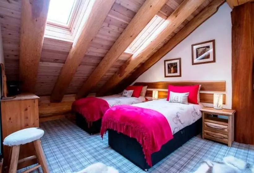 Caledonian Cabin + Hot Tub