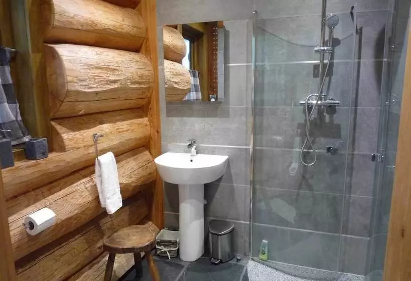 Caledonian Cabin + Hot Tub