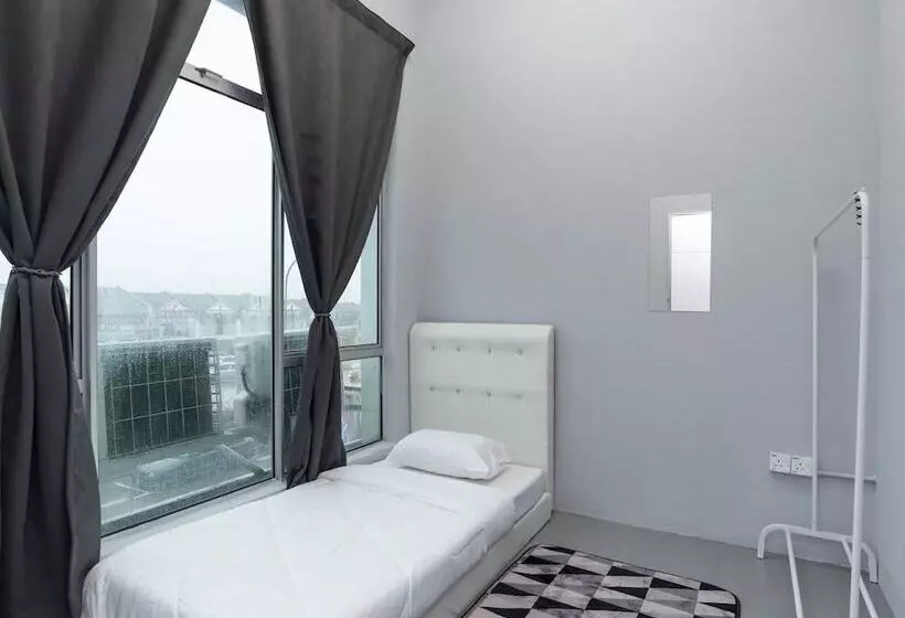 هتل Spot On 89757 The Rooms Jb