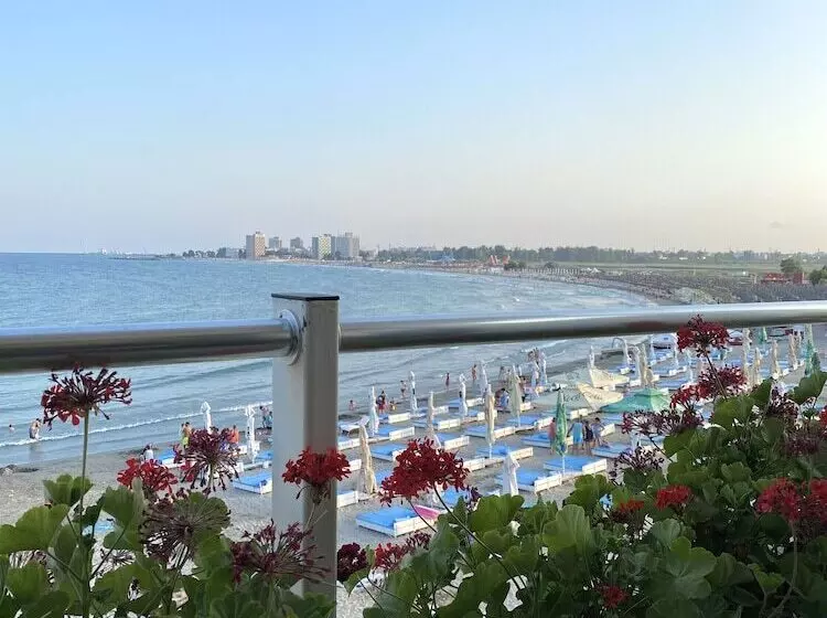 Hotelli Palace Beach Resort