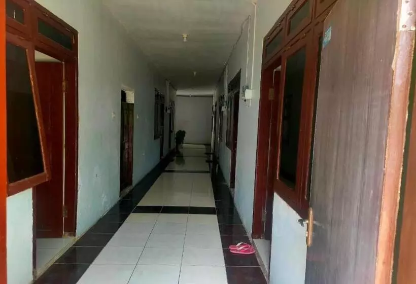 ホテル Reddoorz Plus Near Alun Alun Sumenep
