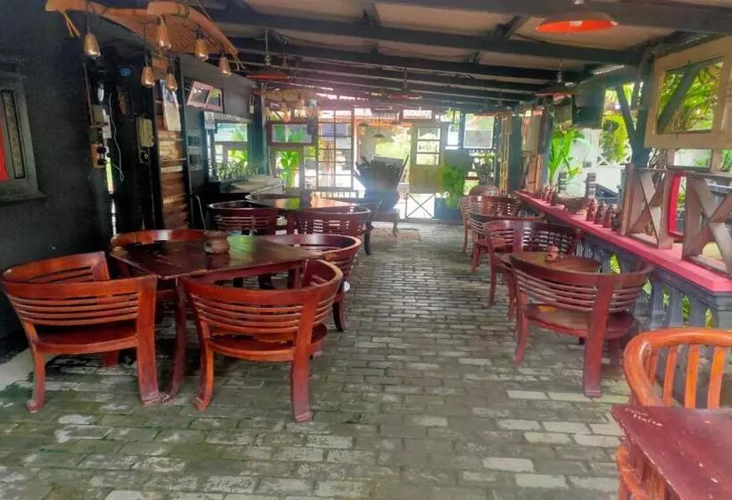 ホテル Reddoorz Plus Near Alun Alun Sumenep