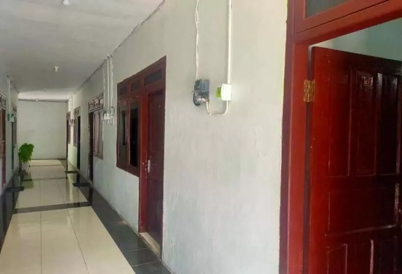 ホテル Reddoorz Plus Near Alun Alun Sumenep