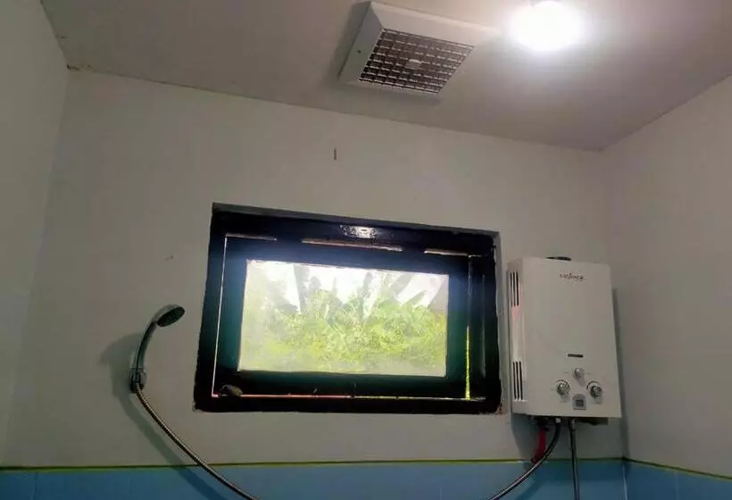ホテル Reddoorz Plus Near Alun Alun Sumenep