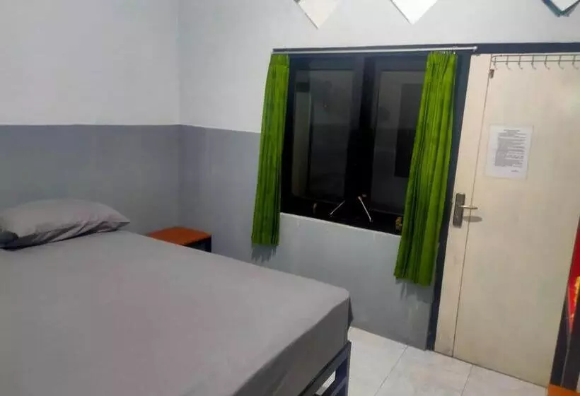 ホテル Reddoorz Plus Near Alun Alun Sumenep