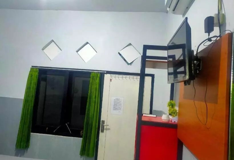 ホテル Reddoorz Plus Near Alun Alun Sumenep