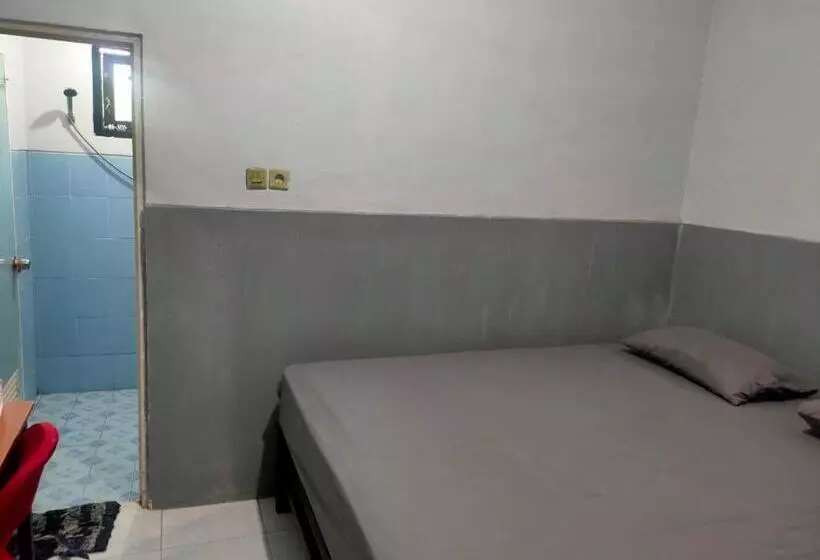 ホテル Reddoorz Plus Near Alun Alun Sumenep