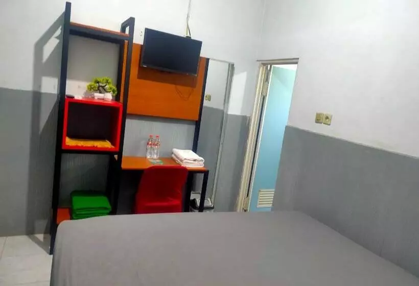 ホテル Reddoorz Plus Near Alun Alun Sumenep