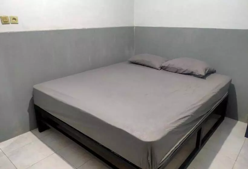 ホテル Reddoorz Plus Near Alun Alun Sumenep