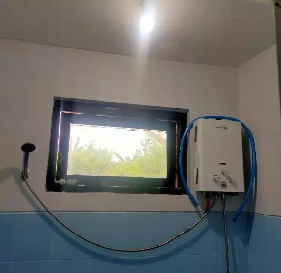 ホテル Reddoorz Plus Near Alun Alun Sumenep