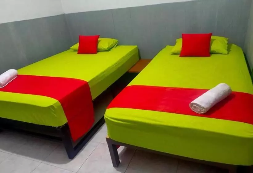 ホテル Reddoorz Plus Near Alun Alun Sumenep