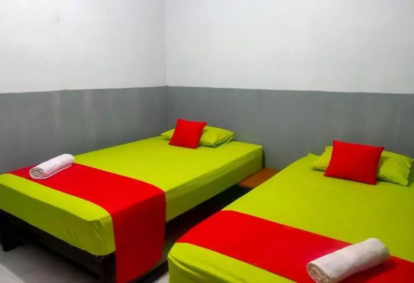 ホテル Reddoorz Plus Near Alun Alun Sumenep