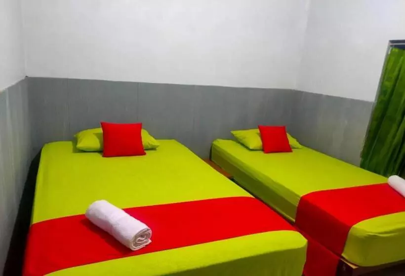 ホテル Reddoorz Plus Near Alun Alun Sumenep