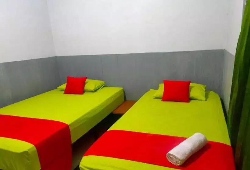 ホテル Reddoorz Plus Near Alun Alun Sumenep