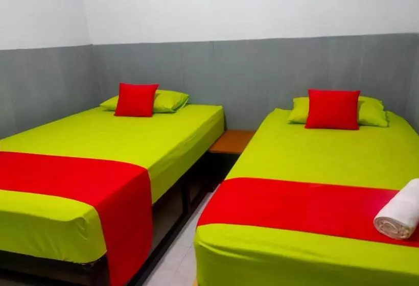 ホテル Reddoorz Plus Near Alun Alun Sumenep