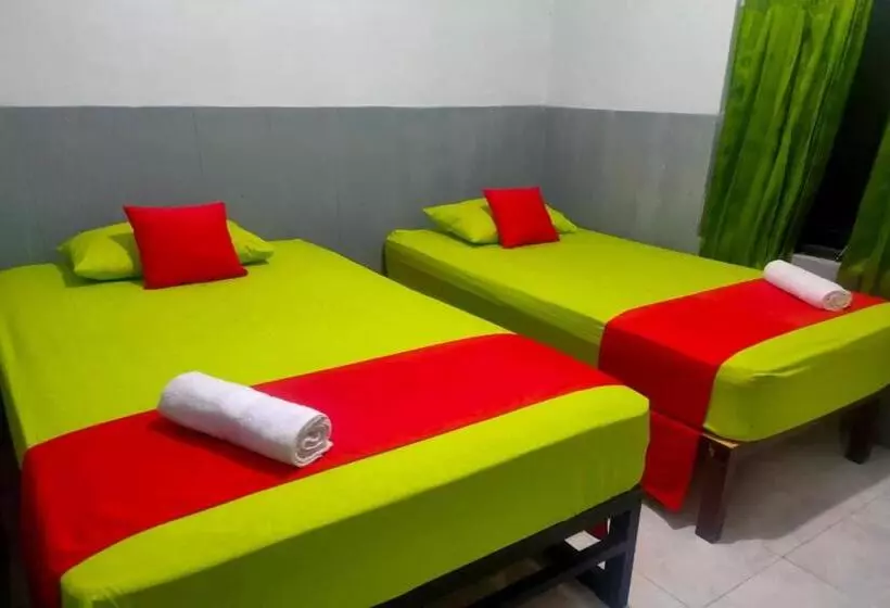 ホテル Reddoorz Plus Near Alun Alun Sumenep