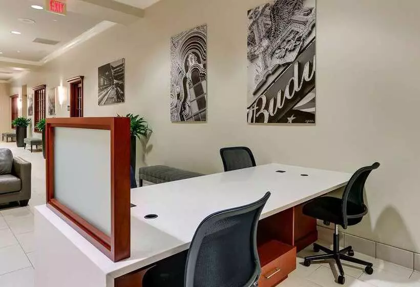 هتل Doubletree By Hilton St. Louis Forest Park