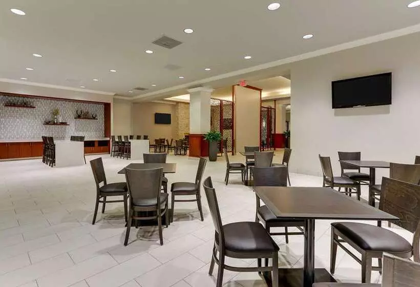 هتل Doubletree By Hilton St. Louis Forest Park