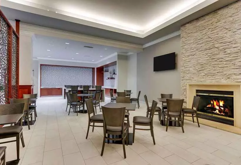 هتل Doubletree By Hilton St. Louis Forest Park