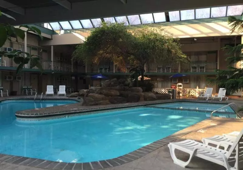 Отель Fairbridge Inn & Suites Poconos