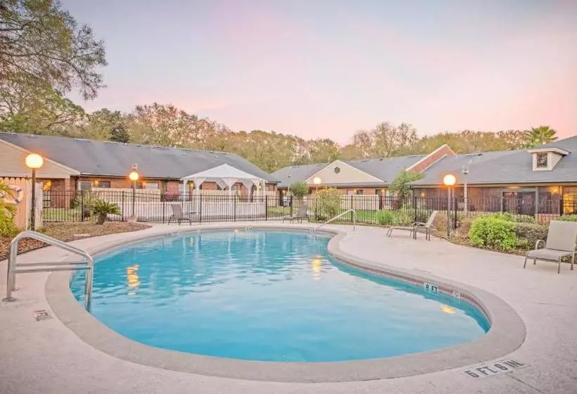 בית מלון כפרי Hospitality Inn