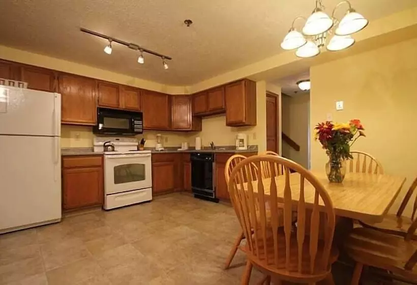 هتل Nautical Mile Resort