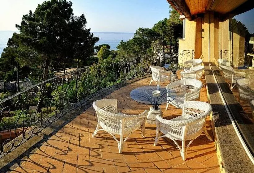 Отель Porto Pirgos