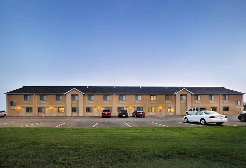 בית מלון כפרי Travelodge By Wyndham Sharon Springs