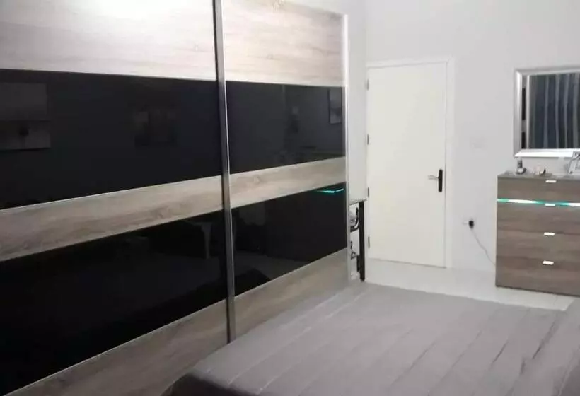 پانسیون Room In Apartment   Very Bright Well Kept Apartment