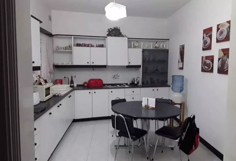 پانسیون Room In Apartment   Very Bright Well Kept Apartment