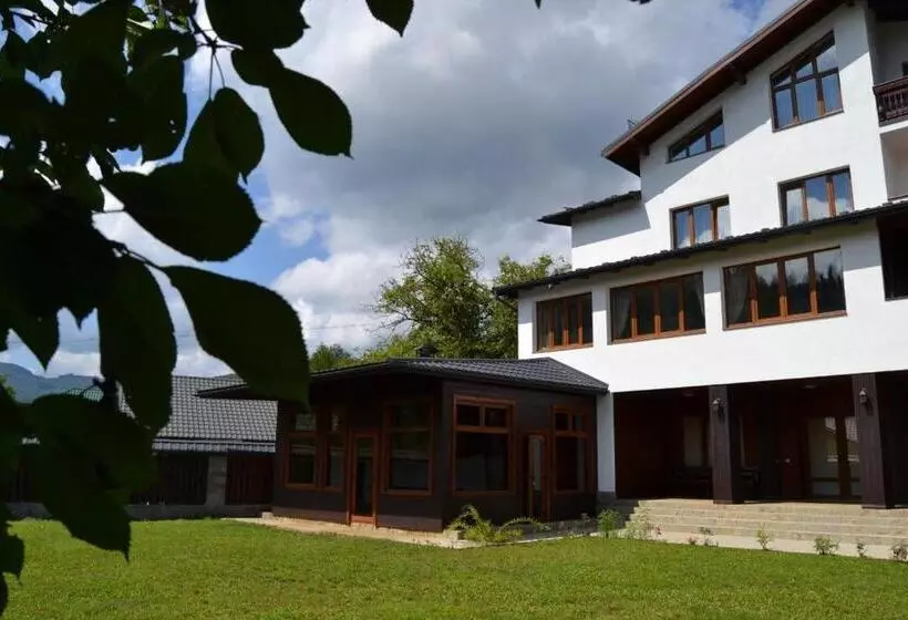 هتل Atava Family House