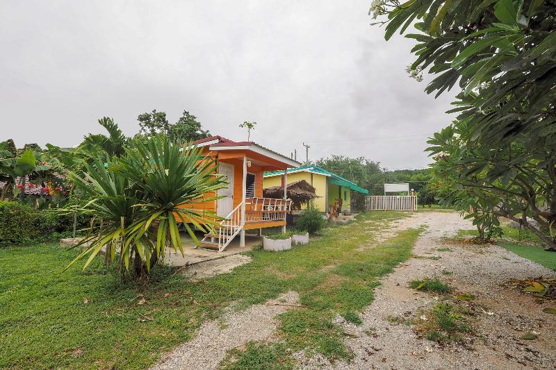 בית מלון כפרי Oyo 75325 Our House Tha Sao