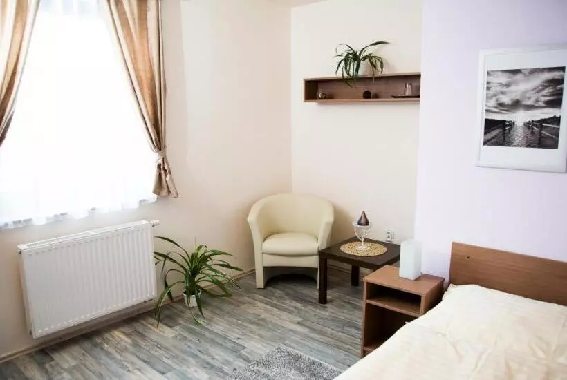 Majatalo Penzion   Restaurace Na Mýtě