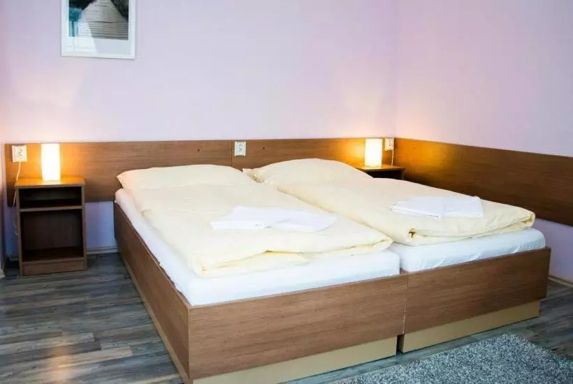 Majatalo Penzion   Restaurace Na Mýtě