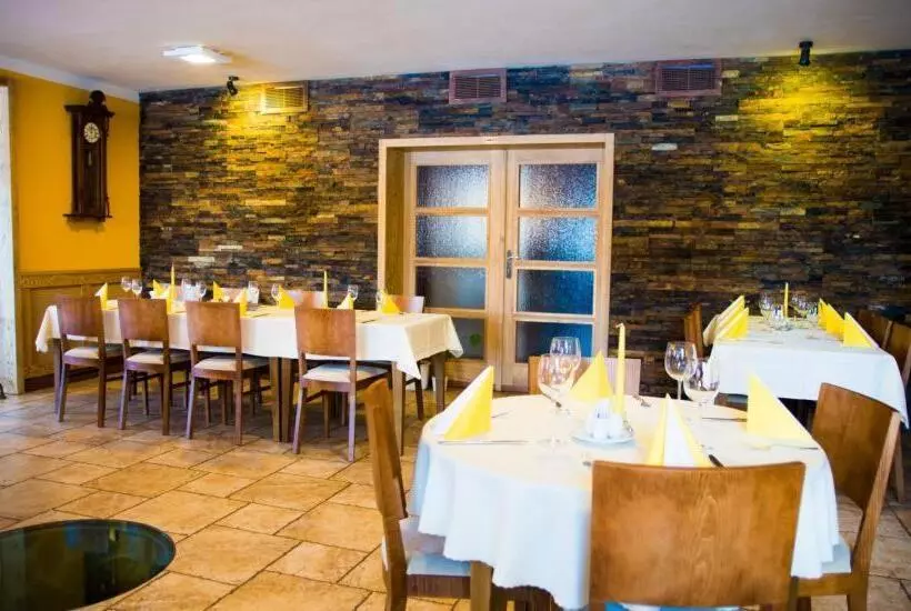 Majatalo Penzion   Restaurace Na Mýtě