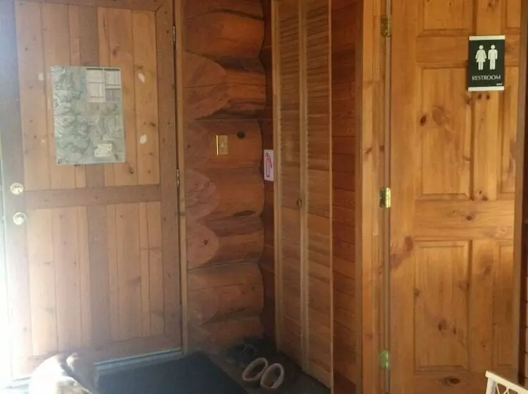 Hotelli Mount Logan Lodge