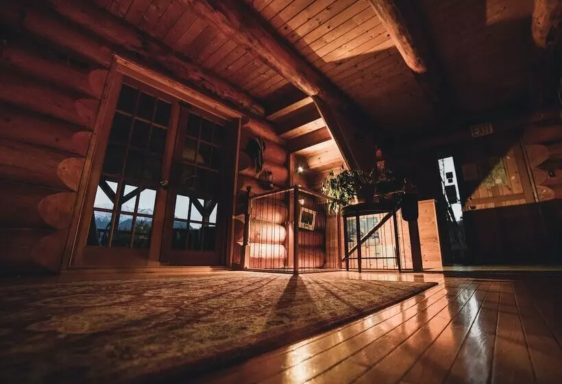 Hotelli Mount Logan Lodge