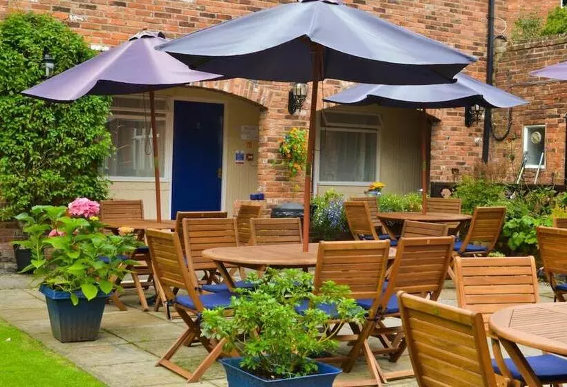 Majatalo The Manor Guest House