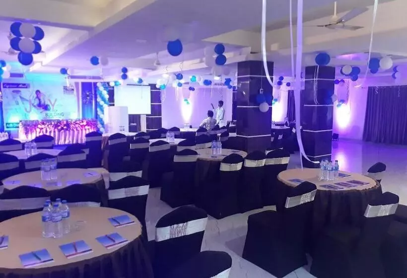 ホテル Akash Sarovar