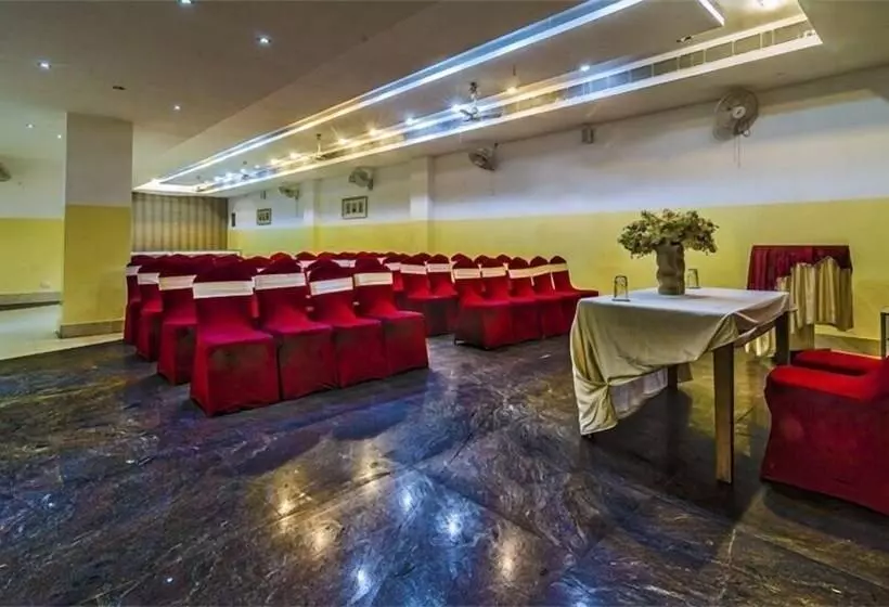 ホテル Akash Sarovar