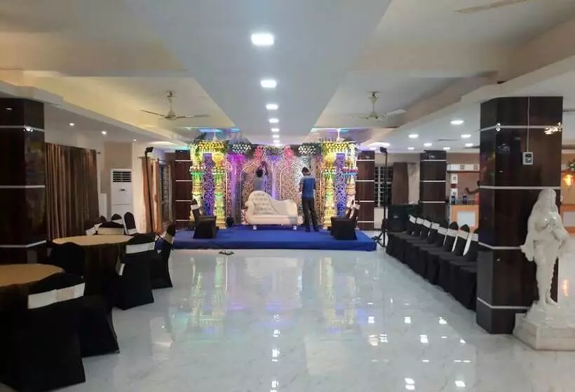 ホテル Akash Sarovar