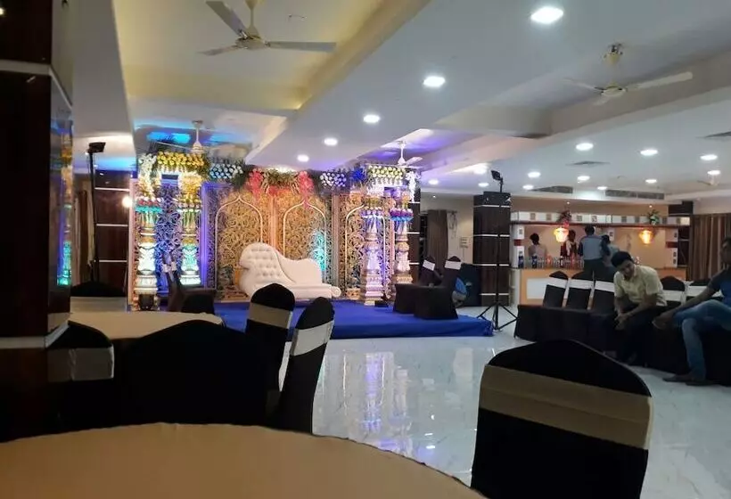 ホテル Akash Sarovar