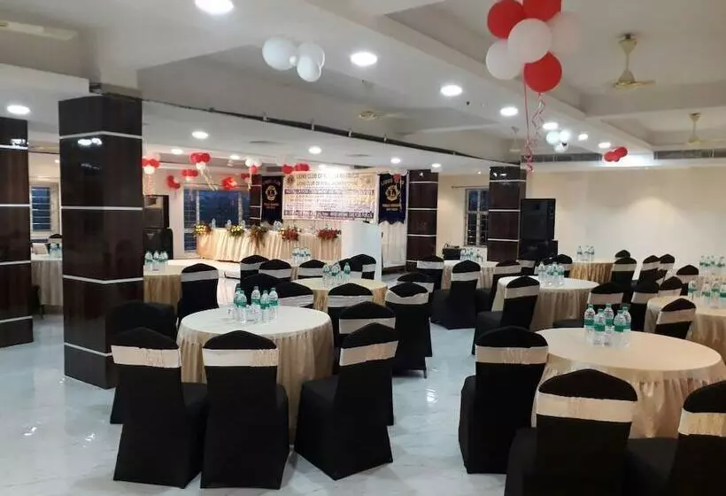 ホテル Akash Sarovar