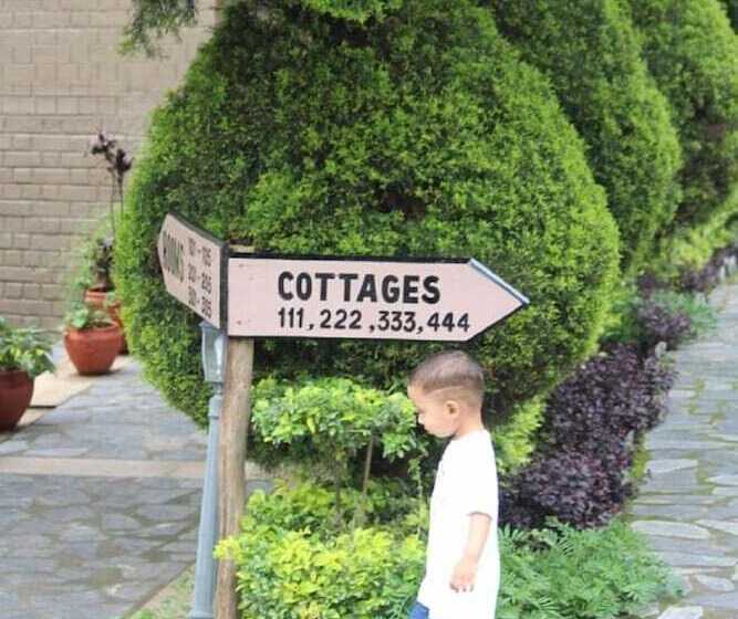 בית מלון כפרי Blossoms Village Resort