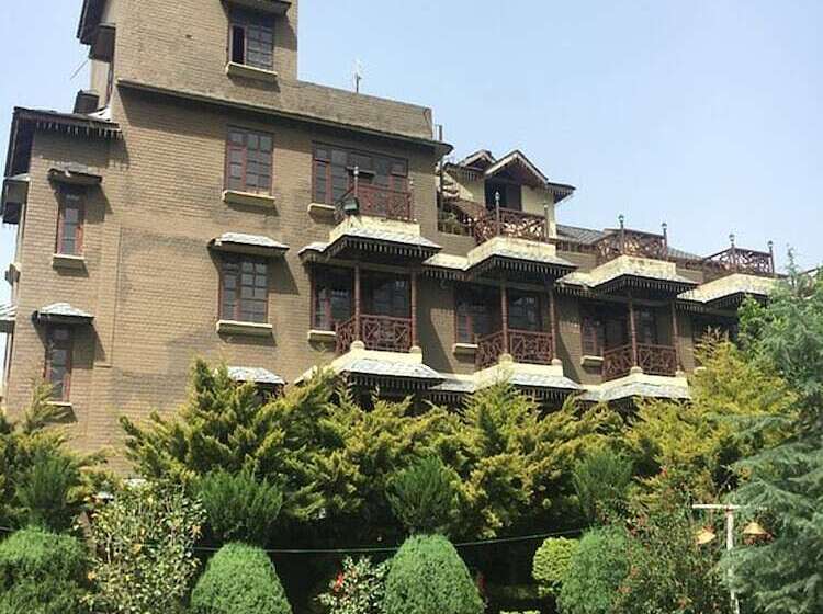 בית מלון כפרי Blossoms Village Resort