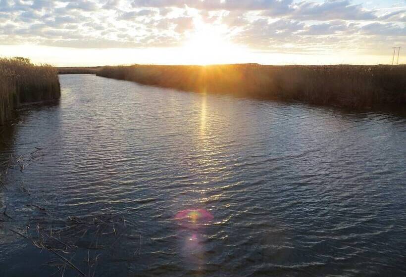 בית מלון כפרי Karoo Gariep Tented Camp