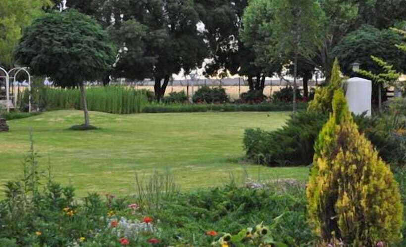 בית מלון כפרי Karoo Gariep Tented Camp