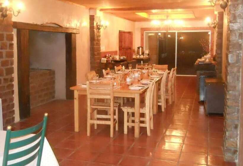 בית מלון כפרי Karoo Gariep Tented Camp