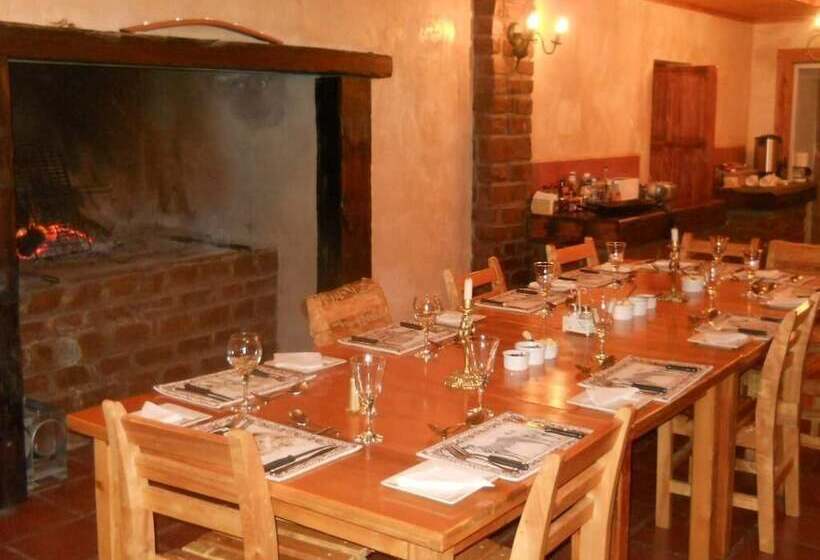 בית מלון כפרי Karoo Gariep Tented Camp