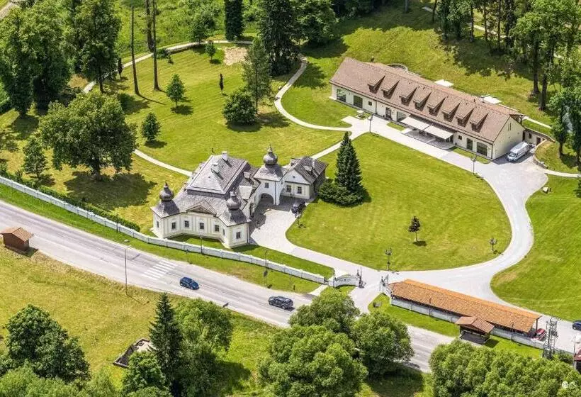 Hotelli Kaštieľ Kubínyi